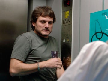 Carmen y Jozé entran en pánico, se han quedado atrapados en el ascensor