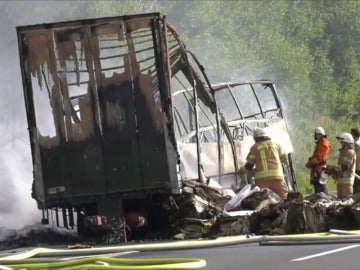 Al menos 31 heridos, algunos graves, y 17 "desaparecidos" tras chocar un autobús y un camión en Alemania Al menos 31 heridos, algunos graves, y 17 "desaparecidos" tras chocar un autobús y un camión en Alemania