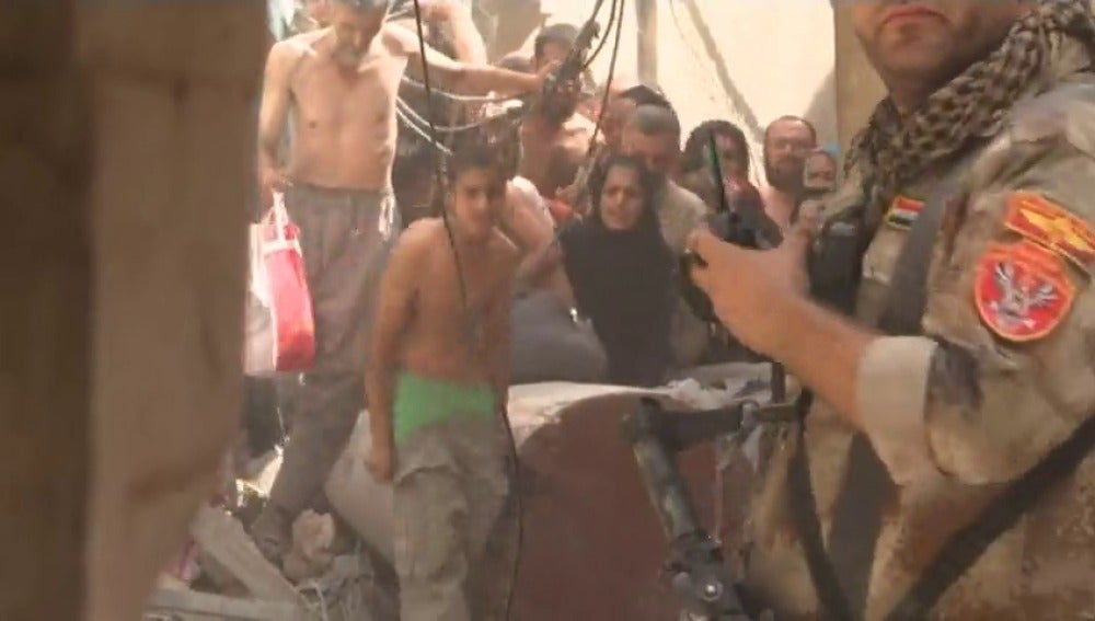 Soldados iraquíes obligan a desnudarse a los habitantes de Mosul por miedo a los ataques suicidas