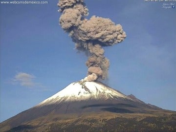 La última erupción del Popocatepetl provoca una columna de cenizas de más de 2.000 metros de altura