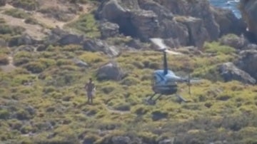 El bañista subiéndose al helicóptero