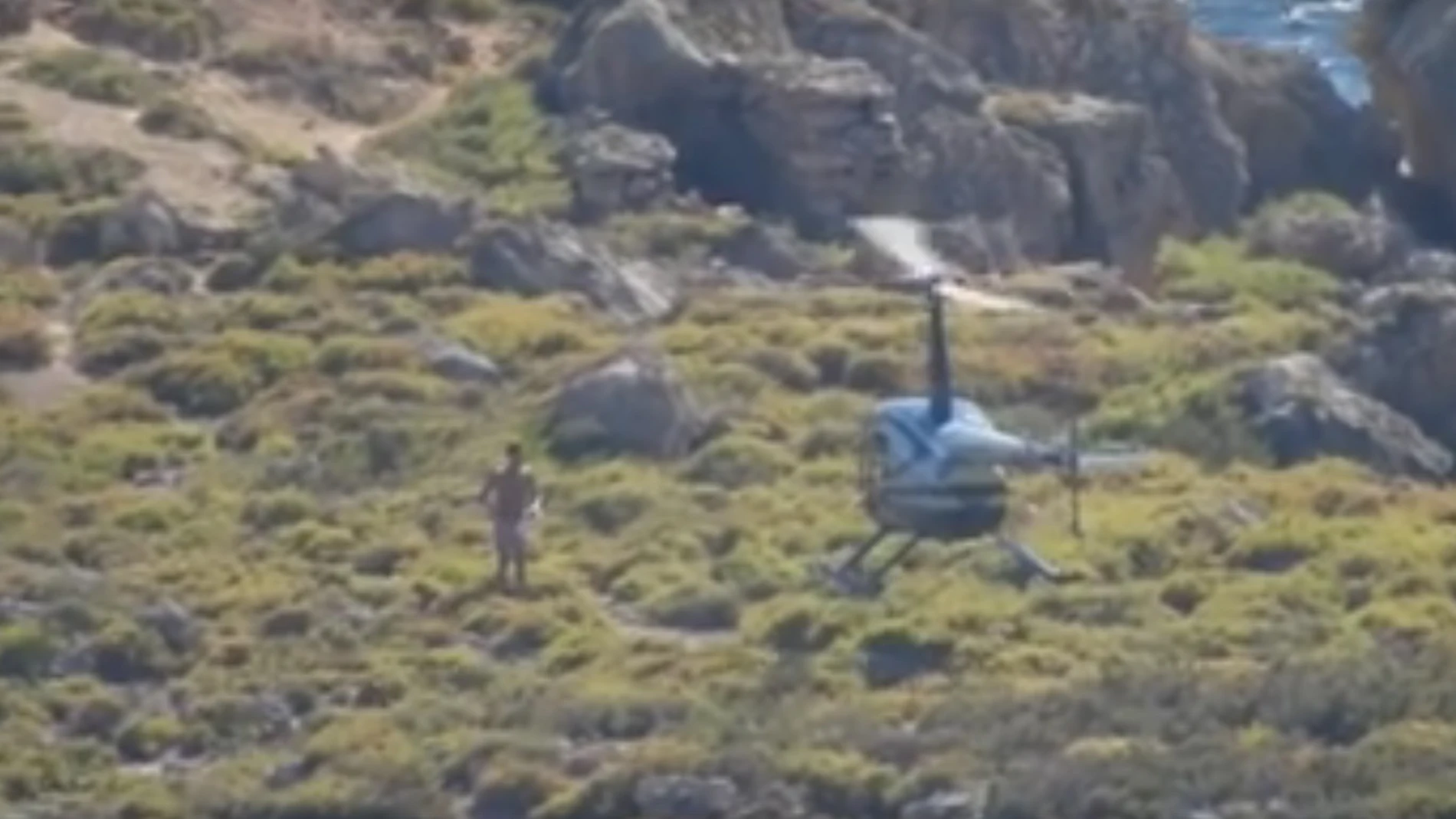 El bañista subiéndose al helicóptero El bañista subiéndose al helicóptero