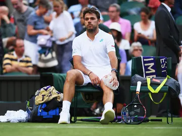 Wawrinka se coloca hielo en su rodilla Wawrinka se coloca hielo en su rodilla