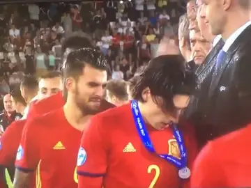 Héctor Bellerín recibe la medalla de plata del Europeo sub-21 Héctor Bellerín recibe la medalla de plata del Europeo sub-21