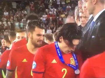 Héctor Bellerín recibe la medalla de plata del Europeo sub-21 Héctor Bellerín recibe la medalla de plata del Europeo sub-21
