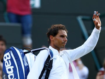 Rafa Nadal saluda al público tras su debut en Wimbledon