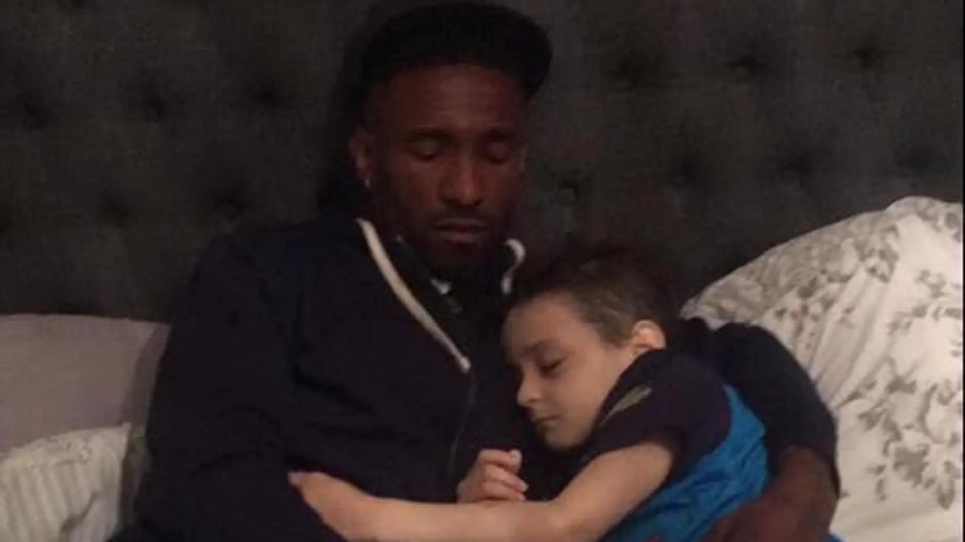 Jermain Defoe duerme junto a Bradley Lowery, el niño enfermo con cáncer Jermain Defoe duerme junto a Bradley Lowery, el niño enfermo con cáncer