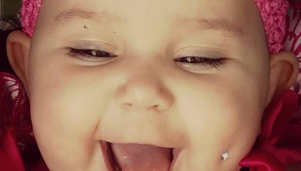 Amenazan de muerte a una madre tras publicar una foto de su bebé con un 'piercing'