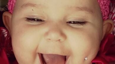Amenazan a una madre tras publicar una foto de su bebé con un 'piercing' 