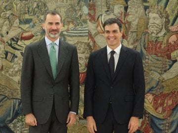 Felipe VI, con Pedro Sánchez en el Palacio de la Zarzuela