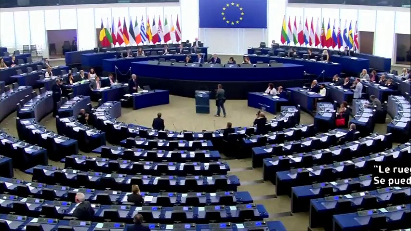 Juncker abronca a los eurodiputados al ver sólo a 30 de los 751 en un pleno en la Eurocámara