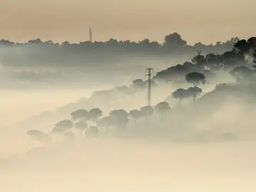 Una espesa nube de humo sobre el perímetro del incendio Una espesa nube de humo sobre el perímetro del incendio