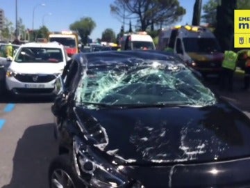 Un coche de Uber choca contra dos taxis