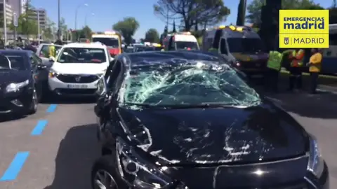 Un coche de Uber choca contra dos taxis Un coche de Uber choca contra dos taxis