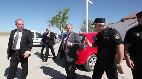 Zoido se desplaza a la Cañada Real para supervisar el trabajo policial y la asistencia a drogodependientes Zoido se desplaza a la Cañada Real para supervisar el trabajo policial y la asistencia a drogodependientes