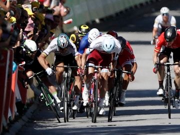 Peter Sagan derriba a Cavendish en la cuarta etapa del Tour