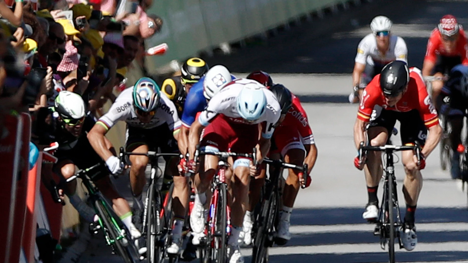Peter Sagan derriba a Cavendish en la cuarta etapa del Tour Peter Sagan derriba a Cavendish en la cuarta etapa del Tour