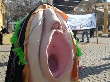 Polémica procesión de una gran vagina en Sevilla