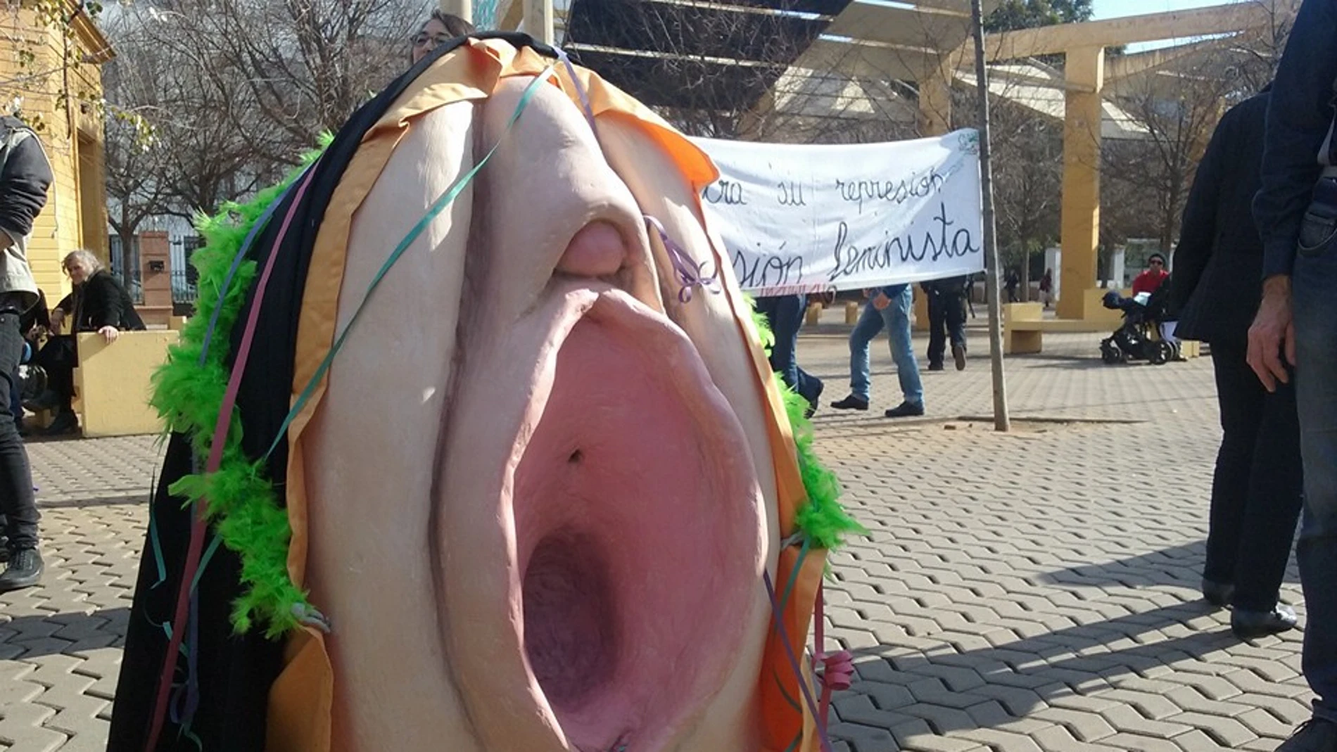 Polémica procesión de una gran vagina en Sevilla Polémica procesión de una gran vagina en Sevilla
