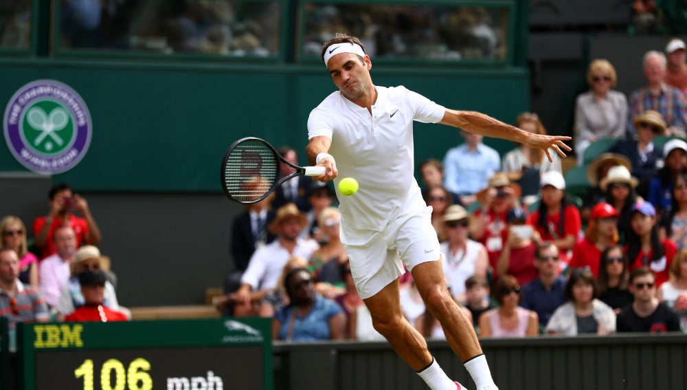 Federer ejecuta un golpe ante Alexandr Dolgopolov 