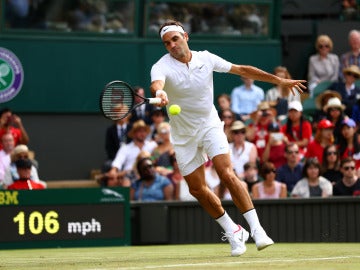 Federer ejecuta un golpe ante Alexandr Dolgopolov 