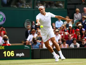 Federer ejecuta un golpe ante Alexandr Dolgopolov Federer ejecuta un golpe ante Alexandr Dolgopolov