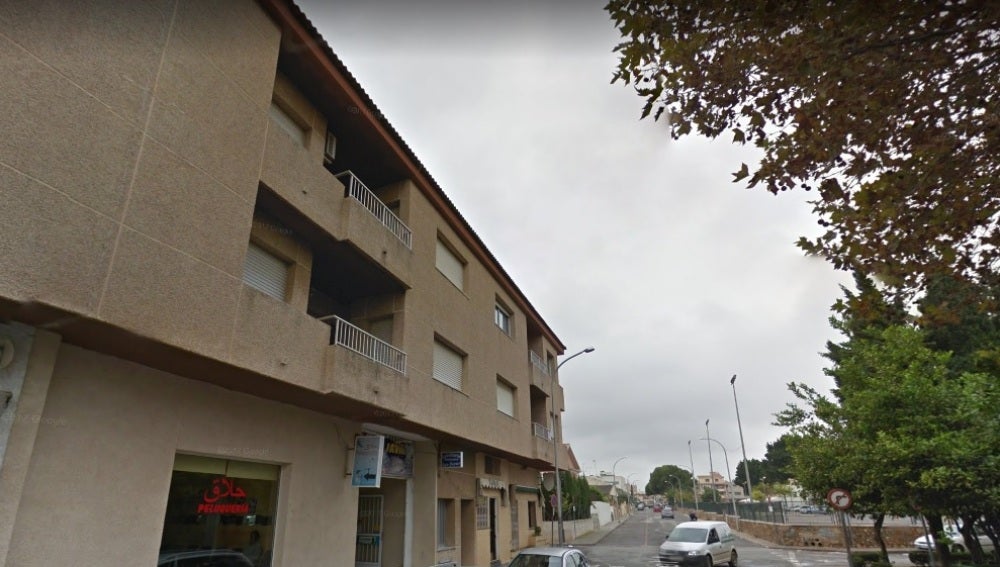 Un edificio de la calle donde ha caído la niña