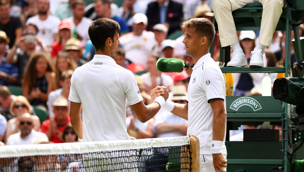 Djokovic saluda a Kilzan tras la lesión de éste último
