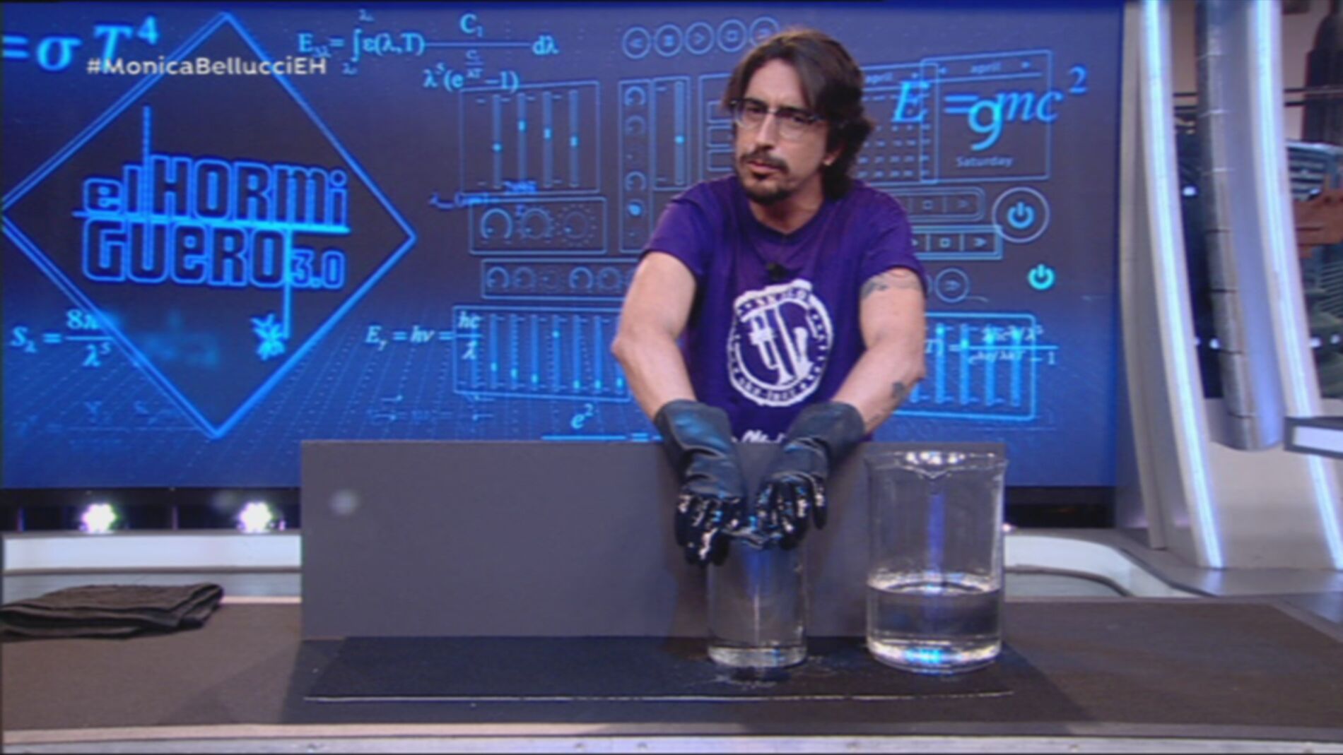 Marron hace magia con su ciencia y una matrioska invisible 