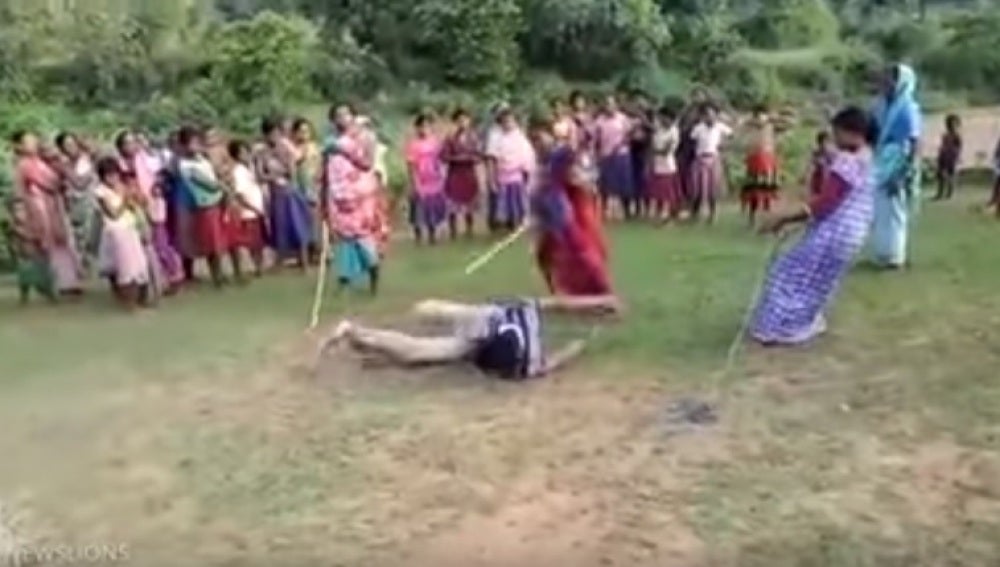 Apalean a un hombre en la India