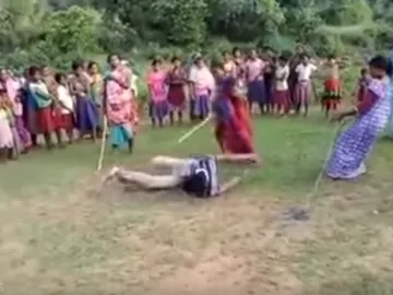 Apalean a un hombre en la India Apalean a un hombre en la India