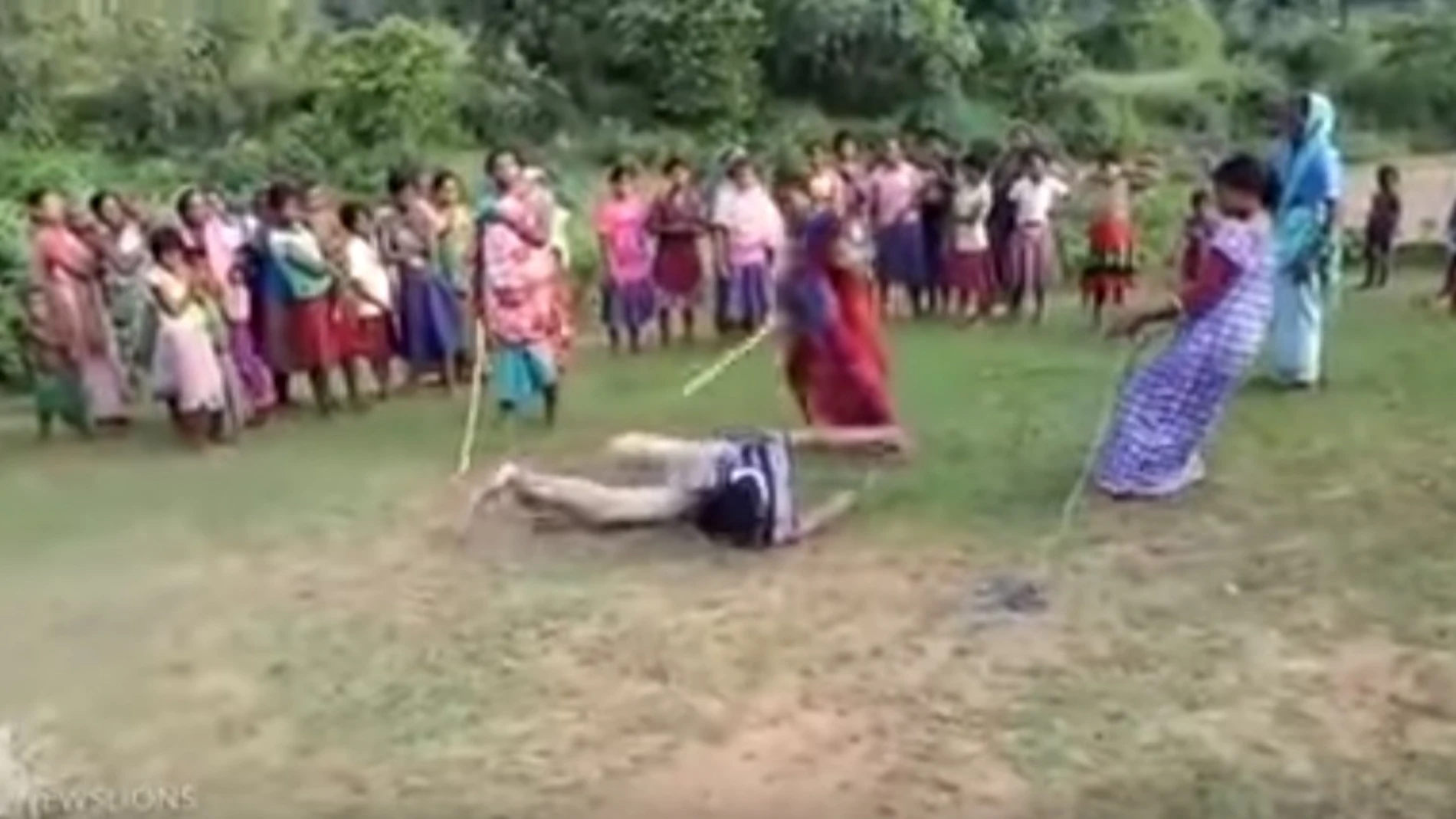 Apalean a un hombre en la India Apalean a un hombre en la India