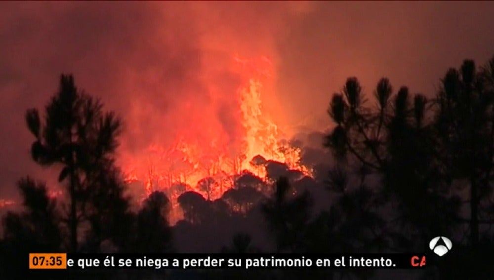 El incendio de Riotinto, en Huelva, sigue sin control, aunque ha dado un ligero respiro durante la noche 