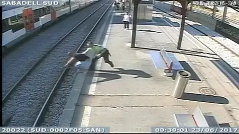 Se lanza a las vías del tren y agrede a la persona que intenta salvarle Se lanza a las vías del tren y agrede a la persona que intenta salvarle