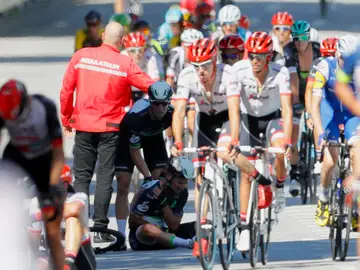 Cavendish, atendido por un compañero tras la caída Cavendish, atendido por un compañero tras la caída