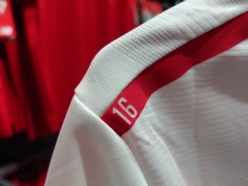 Detalle en recuerdo a Antonio Puerta en las nuevas camisetas del Sevilla