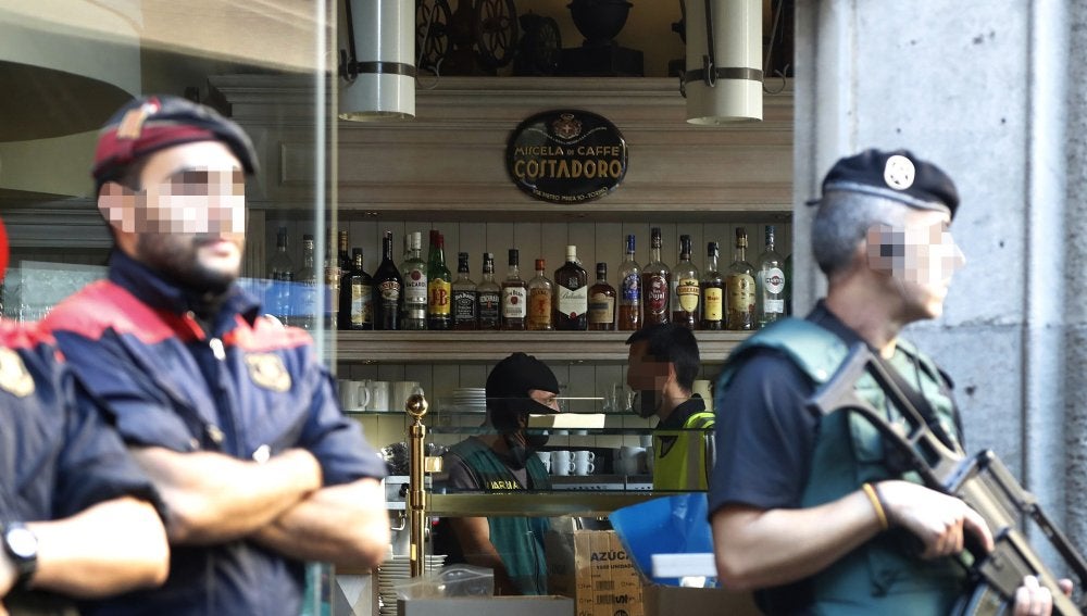 Efectivos de la Guardia Civil y los Mossos d'Esquadra durante el registro