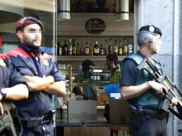 Efectivos de la Guardia Civil y los Mossos d'Esquadra durante el registro Efectivos de la Guardia Civil y los Mossos d'Esquadra durante el registro