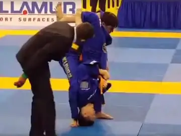 Se parte el cuello en pleno combate Se parte el cuello en pleno combate