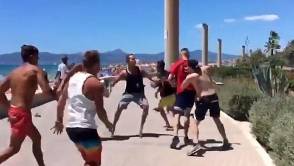 Los grupos de alemanes peleándose