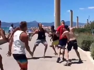 Los grupos de alemanes peleándose Los grupos de alemanes peleándose