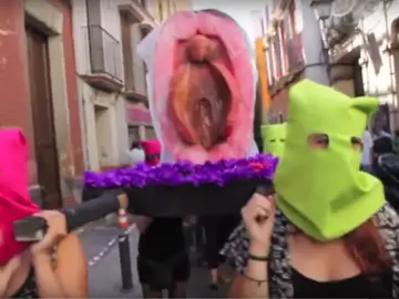 "Procesión del coño insumiso" por las calles de Sevilla "Procesión del coño insumiso" por las calles de Sevilla
