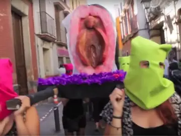 "Procesión del coño insumiso" por las calles de Sevilla "Procesión del coño insumiso" por las calles de Sevilla