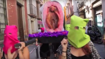 "Procesión del coño insumiso" por las calles de Sevilla