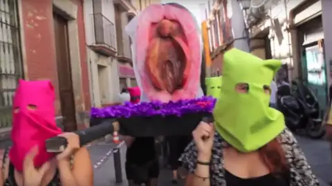 "Procesión del coño insumiso" por las calles de Sevilla "Procesión del coño insumiso" por las calles de Sevilla