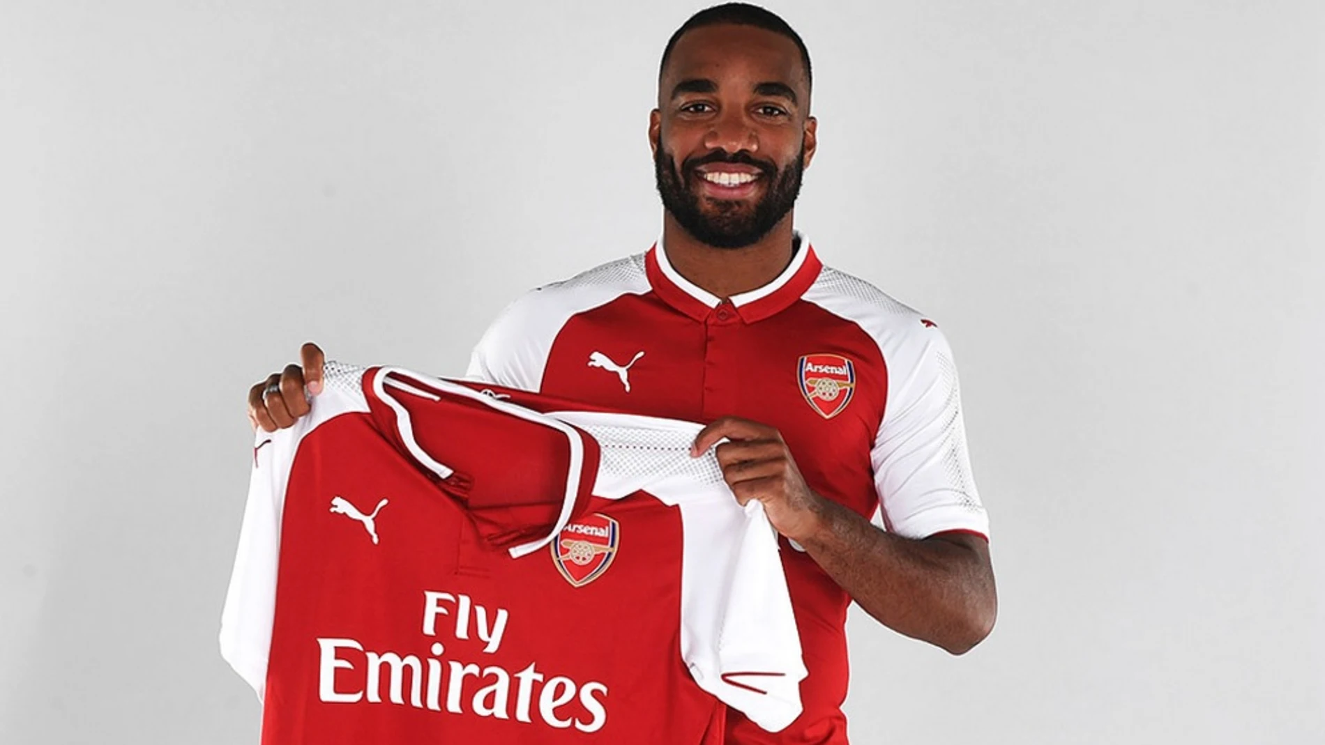 Lacazette posa con la camiseta del Arsenal Lacazette posa con la camiseta del Arsenal