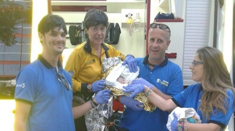 Efectivos de Samur Social junto al bebé recién nacido de la refugiada