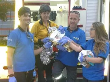 Efectivos de Samur Social junto al bebé recién nacido de la refugiada Efectivos de Samur Social junto al bebé recién nacido de la refugiada