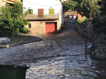 Las calles de Valverde de la Vera inundadas tras la rotura de la presa