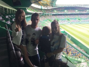 Coentrao, con su familia en el estadio del Sporting